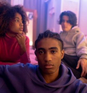 Photographie d'un groupe de jeunes, cette photo renvoie vers le site e-learning Ma santé, mes droits et mes démarches